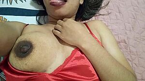 jovencita fingers her big clit pussy before bed 🔥