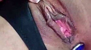 Quer ver ninfeta brasileira gozar na siririca com plug anal molhado?
