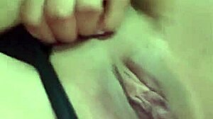 Quer ver ninfeta brasileira gozar na siririca com plug anal molhado?
