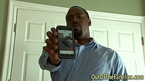 वाओ, यह टीन 18+ अपने ब्लैक स्टेपडैड को इतना हार्ड राइड कर रही है?!