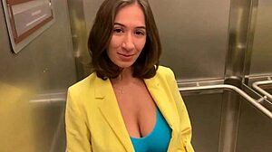 Busige Ehefrau betrügt mit Fremdem für Geld