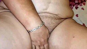 Hei, nu vrei să-ți bagi pulă tare în pizda mea păroasă veche?