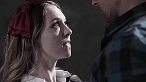 Učiteljica in sramežljiva beba Lily Larimar razpravljata o skrivnostih dramskega kluba