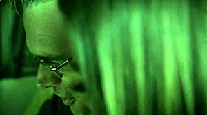 Горячая MILF объединяется с 18+ тинейджером, чтобы вместе управиться с огромным хуем