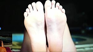 Suger min bedste vens tæer i en dampende close-up session. Latina hede udfolder sig med hvert slik.