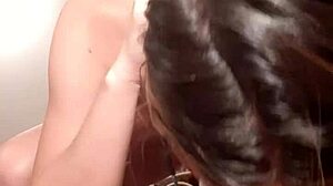 Deli oluyorum ufak tefek 18+ dövmeli sarışın Aisha Guti'nin aşırı dildoya zorla sokmasına!