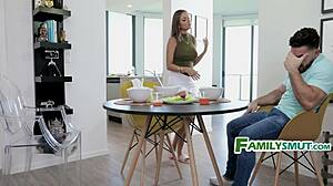 Latynoska macocha zgina się nad biurkiem dla pasierba w FamilySmut