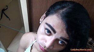 Hej, titta på Sherry, amatör ladyboy, suger av pojkvän