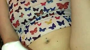 Akprettytoes用魔杖引发激烈喷水