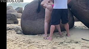 Hé, kijk naar mijn hete esposa rabuda die paradeert in een string, haar grote kont showt op het openbare pad!