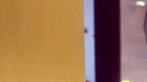 Chicos jóvenes me follan mientras mi cornudo mira afuera