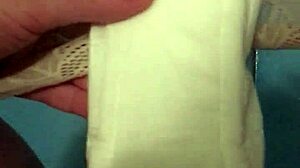 Ρε, αυτή η Καφέ Κοπέλα Κάνει Πίπι Κατά την Περίοδο της Δείχνοντας τη Βρόμικη Ποούτσα της