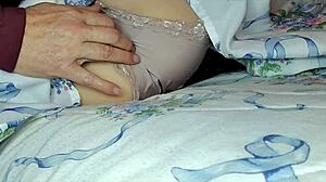 זקן, אתה מעיר את קקה עם לשון בכוס המגולחת והתחת הצר שלה?