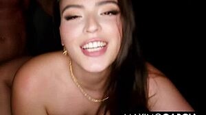 Sensuell slickning med Ariana Van i het bil session! Kan inte tro på hettan! 😍