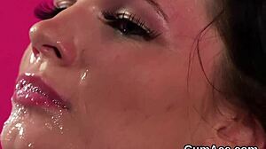 قنبلة ساخنة تبتلع المني من فريق نيك جماعي مجنون 😜