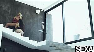 Divlja lezbejska škare u seksi donjem vešu. Gledaj strastveno lizanje pičke sada.