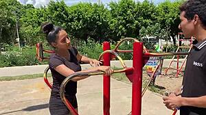 Levei pra casa essa menina bonita do parque, cara, acabei fodendo ela!