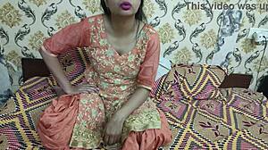 इंडियन स्टेप मॉम रॉ हिंदी वॉइस वीडियो में पिसिंग करती है