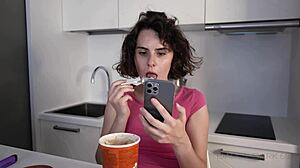 Non ci credo che il mio fratellastro mi ha beccato a masturbarmi in cucina