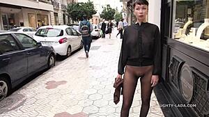 Gladke najlonke se bleščijo brez krila na javnem pogledu.