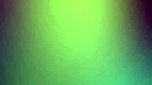 Schöne junge Amateurin reizt mit ihrer glatt rasierten Stelle zu Hause