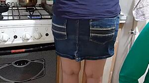 Mama vitregă își bagă degetele în secret în timp ce gătește cina - Orgazme sălbatice