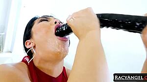 Cewek Asia imut Nari Park terjun deepthroat kotor sama Jonni Darkko