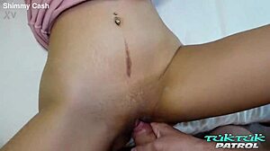 Super eifrige blonde Thai-Teenie 18+ giert nach ihrem ersten weißen Schwanz