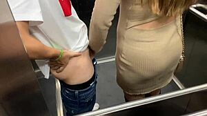Sexo em Elevador Público com Estranho Filmado
