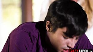 واو، أم زوجية ميلف راشيل كافالي تصفع مؤخرة ابن زوجها ريكي سبنيش، ثم تعطيه مصة برية!