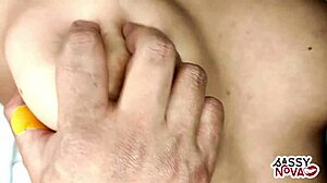 Jugando con Sus Tetas Perfectas y Apretando Pechos Duro al Aire Libre