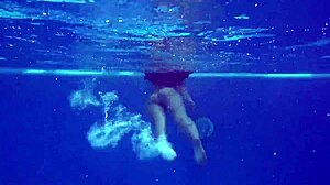 Megszállott vagyok Kittina Ivory-ra, aki meztelenül vetkőzik a medencében