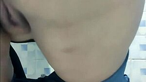 Rejtett kamera: érett latin nő nagy seggel pisil szállodai fürdőszobában