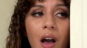 अरे, देख लो दो हॉट शेमेल्स बेब को वाइल्ड थ्रीसम में बैंग कर रहे हैं