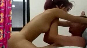 Submisif manis diikat ketat dan dicambuk kuat. Dia pancut berkali-kali dalam ekstasi.