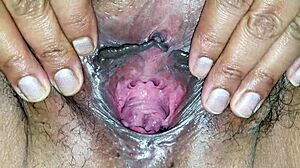 와, 내 뚱뚱한 털난 보지가 넓게 벌어져 😍