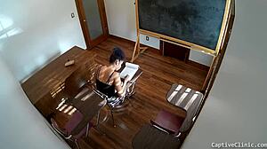 خنازير غينيا بشرية: فينيكس روز مخدوعة من قبل الطبيب في تجربة عيادة لاتينية