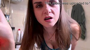 Κατασκοπεύοντας τα τεράστια στήθη της θετής μαμάς στο μπάνιο, παίρνοντας χειρομαλάκια από εκείνη