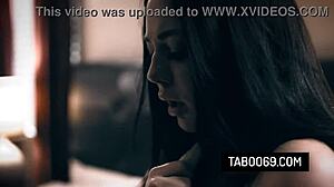 Защо перверзният заварен татко чука лесбийките Уитни Райт и Пейдж Оуънс?