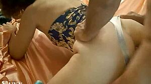 Francuska dziwka w czarnych skórzanych spodniach i niebieskim gorsecie bierze doggystyle