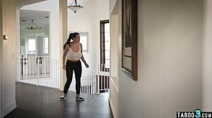 चब्बी मिल्फ एंजेला व्हाइट मेड बड़े कॉक को सर्व करती है