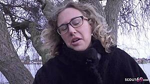 Tysk scout plockar upp mogen Kathy med stora naturliga pattar för utomhus casting knull