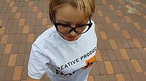 Ona pożera duży kutas z grzybkiem z czystym głodem