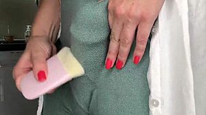 Belle-mère excitée surprise en branlant une grosse bite par beau-fils. Elle lui montre chaque mouvement.