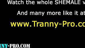 Ladyboy Erkeklerin Kıçını Sertçe Sikiyor, Oh Evet!