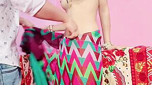 아름다운 바비가 사리 입고 멋져, 젊은 18+ 학생 꼬셔서 하드코어 재미. 키스 후 비밀에서 미친 박기.