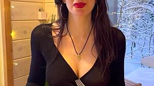 Não consigo evitar me sentir dilacerado assistindo minha esposa quente trair no jantar no restaurante, debruçada para sexo de quatro e levando gozada.