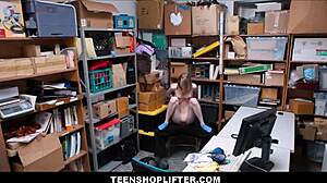 Drobna blondynka nastolatka 18+ Catarina Petrov złapana na kradzieży w sklepie
