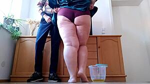 Чувак, моя сексуальная теща в колготках и кожаной юбке наклоняется раком для меня!