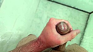 Twink Komt Hard Klaar in de Douche